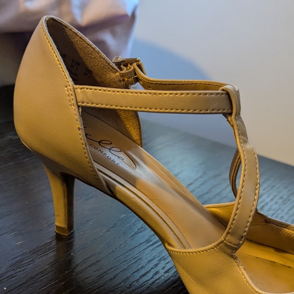 Abella Tan Stiletto Heels 7.5 - Picture 3 of 6